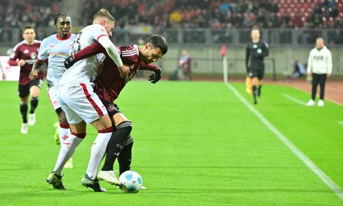 08 11 2024 Soccer Season 2024 2025 2 Soccer Bundesliga 12 Matchday 1 FC Nürnberg FCN Club 1 FC Kaiserslautern FCK Rote Roten Teufel Sportfoto Zink MeZi xmexzix DFL regulations prohibit any use of photographs as image sequences and or quasi video only for editorial use Jan Elvedi 33, 1 FC Kaiserslautern FCK Mahir Emreli 30, 1 FC Nürnberg FCN, rechts