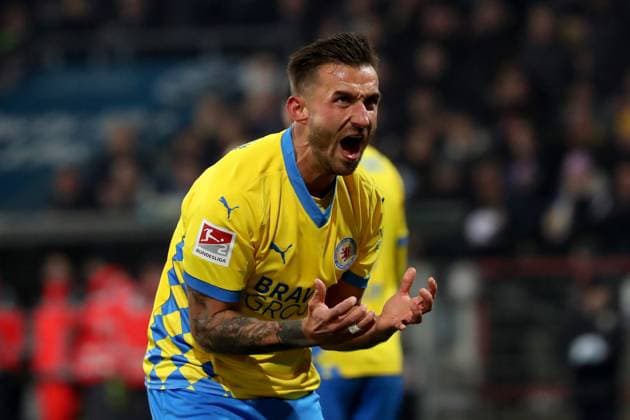 08 11 2024, xgox, Fussball 2 Bundesliga, Eintracht Braunschweig Hamburger SV emspor, v l Robin Krauße Eintracht Braunschweig gives instructions, gesticulates, gesticulate with arms gives instructions, gesticulate DFL DFB REGULATIONS PROHIBIT ANY USE OF PHOTOGRAPHS as IMAGE SEQUENCES and or QUASI VIDEO Braunschweig