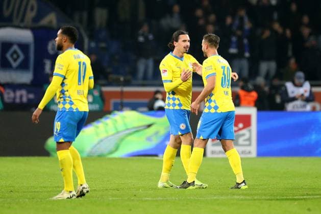 Braunschweig vs HSV, 2 BL Braunschweig, 08 11 2024, FOOTBALL Eintracht Braunschweig vs Hamburger SV, 2 BL, Season 2024 25 Rayan Philippe Eintracht Braunschweig cheers with Robin Krauße Eintracht Braunschweig after his goal for 1 0 Braunschweig