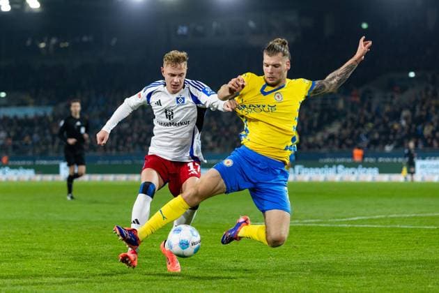 Soccer I Men I Season 2024 2025 I 2 Bundesliga I Matchday 12 I Eintracht Braunschweig Hamburger SV I 08 11 2024 Adam Karabec 17, Hamburger SV v Sven Köhler 27, Eintracht Braunschweig Braunschweig Eintracht Stadion Niedersachsen Germany Copyright: xLobecax xHenningxRohlfsx