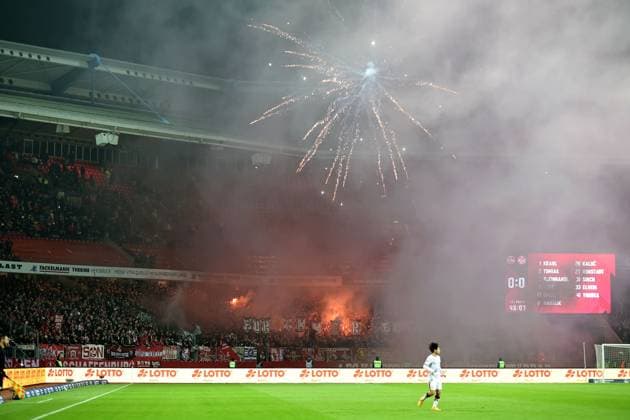08 11 2024 Soccer Season 2024 2025 2 Soccer Bundesliga 12 Matchday 1 FC Nürnberg FCN Club 1 FC Kaiserslautern FCK Rote Roten Teufel Sportfoto Zink DaMa xdaxmax DFL regulations prohibit any use of photographs as image sequences and or quasi video only for editorial use Symbolbild Symbol photo Feature Impression Pyrotechnik Pyro Bengalfackel Bengalfackeln Rauch im Gästeblock der Zuschauer Publikum Fans des FCK