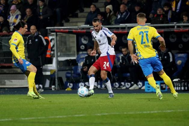 08 11 2024, xgox, Fussball 2 Bundesliga, Eintracht Braunschweig Hamburger SV emspor, v l Rayan Philippe Eintracht Braunschweig Lucas Perrin Hamburger SV Sven Köhler Eintracht Braunschweig Zweikampf, Aktion, action, battle for the ball DFL DFB REGULATIONS PROHIBIT ANY USE OF PHOTOGRAPHS as IMAGE SEQUENCES and or QUASI VIDEO Braunschweig
