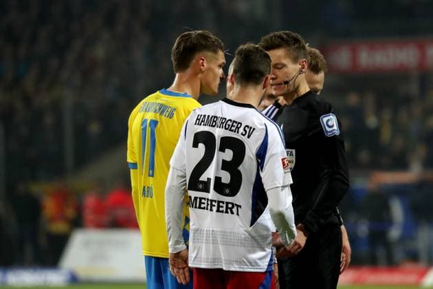 08 11 2024, xgox, Soccer 2 Bundesliga, Eintracht Braunschweig Hamburger SV emspor, v l Levente Szabo Eintracht Braunschweig Jonas Meffert Hamburger SV Referee Referee Daniel Siebert Berlin DFL DFB REGULATIONS PROHIBIT ANY USE OF PHOTOGRAPHS as IMAGE SEQUENCES and or QUASI VIDEO Braunschweig