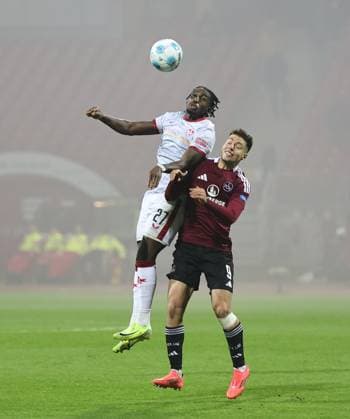 08 11 2024 Soccer Season 2024 2025 2 Soccer Bundesliga 12 Matchday 1 FC Nürnberg FCN Club 1 FC Kaiserslautern FCK Rote Roten Teufel Sportfoto Zink DaMa xdaxmax DFL regulations prohibit any use of photographs as image sequences and or quasi video only for editorial use Frank Ronstadt 27, 1 FC Kaiserslautern FCK im Kopfballduell mi Stefanos Tzimas 9, 1 FC Nürnberg FCN