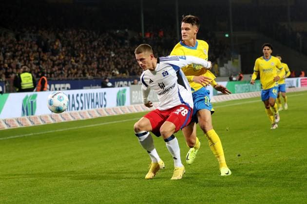 08 11 2024, xgox, Fußball 2 Bundesliga, Eintracht Braunschweig Hamburger SV emspor, v l Miro Muheim Hamburger SV Levente Szabo Eintracht Braunschweig Zweikampf, Aktion, action, battle for the ball DFL DFB REGULATIONS PROHIBIT ANY USE OF PHOTOGRAPHS as IMAGE SEQUENCES and or QUASI VIDEO Braunschweig