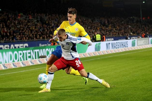 08 11 2024, xgox, Fußball 2 Bundesliga, Eintracht Braunschweig Hamburger SV emspor, v l Miro Muheim Hamburger SV Levente Szabo Eintracht Braunschweig Zweikampf, Aktion, action, battle for the ball DFL DFB REGULATIONS PROHIBIT ANY USE OF PHOTOGRAPHS as IMAGE SEQUENCES and or QUASI VIDEO Braunschweig