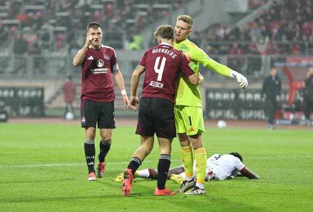 08 11 2024 Football season 2024 2025 2 Football Bundesliga 12 Matchday 1 FC Nürnberg FCN Club 1 FC Kaiserslautern FCK Rote Roten Teufel Sportfoto Zink DaMa xdaxmax DFL regulations prohibit any use of photographs as image sequences and or quasi video only for editorial use Jubel Freude nach vereittelter Torchance Robin Knoche 31, 1 FC Nürnberg FCN Finn Jeltsch 4, 1 FC Nürnberg FCN Jan Reichert 1, 1 FC Nürnberg FCN ballt Faust Fäuste