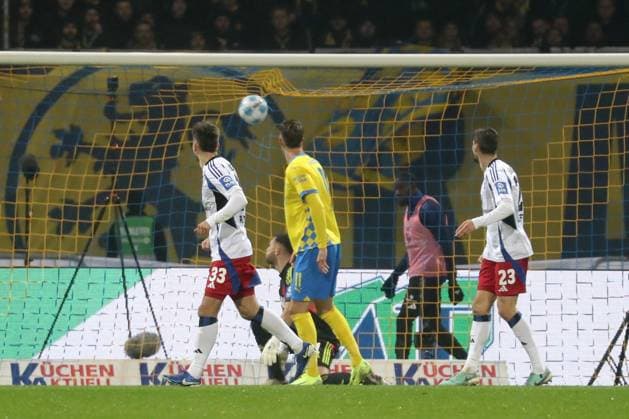 08 11 2024, xgox, Fussball 2 Bundesliga, Eintracht Braunschweig Hamburger SV emspor, v l Fabio di Michele Sanchez Eintracht Braunschweig not in picture, scores the goal 2 0 Daniel Heuer Fernandes Hamburger SV DFL DFB REGULATIONS PROHIBIT ANY USE OF PHOTOGRAPHS as IMAGE SEQUENCES and or QUASI VIDEO Braunschweig