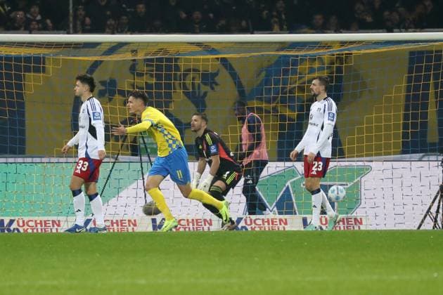 08 11 2024, xgox, Fussball 2 Bundesliga, Eintracht Braunschweig Hamburger SV emspor, v l Fabio di Michele Sanchez Eintracht Braunschweig not in picture, scores the goal 2 0 Daniel Heuer Fernandes Hamburger SV DFL DFB REGULATIONS PROHIBIT ANY USE OF PHOTOGRAPHS as IMAGE SEQUENCES and or QUASI VIDEO Braunschweig