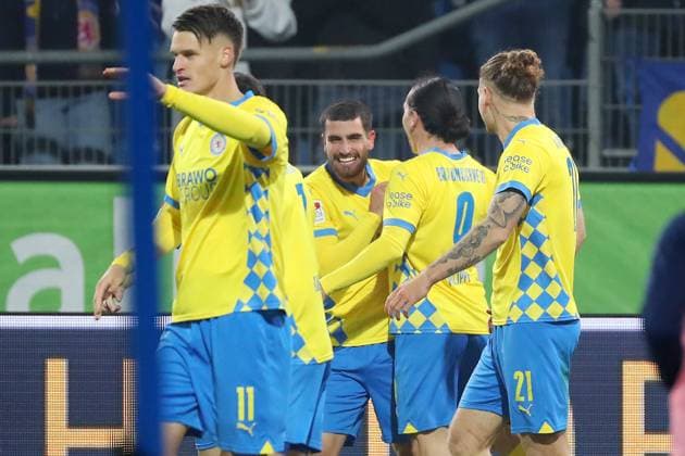 Braunschweig vs HSV, 2 BL Braunschweig, 08 11 2024, FOOTBALL Eintracht Braunschweig vs Hamburger SV, 2 BL, Season 2024 25 Fabio Di Michele Sanchez Eintracht Braunschweig celebrates with teammates after his goal to make it 2 0 Braunschweig