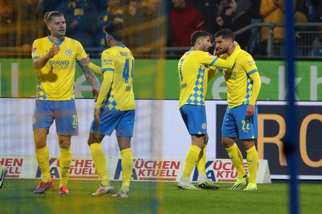 Braunschweig vs HSV, 2 BL Braunschweig, 08 11 2024, FOOTBALL Eintracht Braunschweig vs Hamburger SV, 2 BL, Season 2024 25 Fabio Di Michele Sanchez Eintracht Braunschweig celebrates with teammates after his goal to make it 2 0 Braunschweig