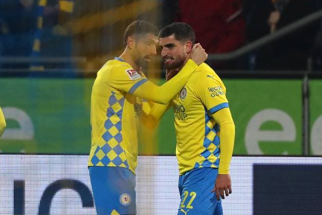 Braunschweig vs HSV, 2 BL Braunschweig, 08 11 2024, FOOTBALL Eintracht Braunschweig vs Hamburger SV, 2 BL, Season 2024 25 Fabio Di Michele Sanchez Eintracht Braunschweig cheers with Fabio Kaufmann Eintracht Braunschweig after his goal for 2 0 Braunschweig