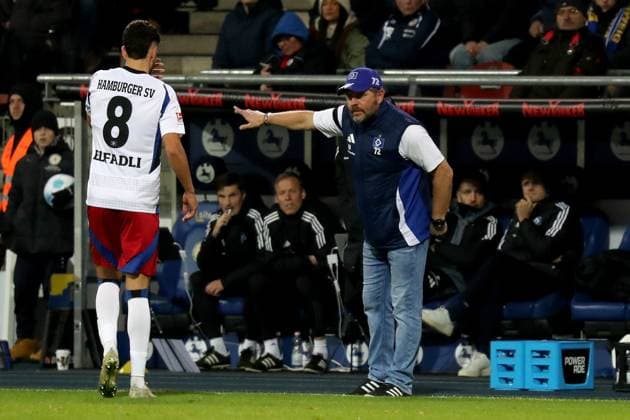08 11 2024, xgox, Fussball 2 Bundesliga, Eintracht Braunschweig Hamburger SV emspor, v l coach Steffen Baumgart Hamburger SV gives instructions, gesticulates, gesticulate with arms gives instructions, gesticulate Daniel Elfadli Hamburger SV DFL DFB REGULATIONS PROHIBIT ANY USE OF PHOTOGRAPHS as IMAGE SEQUENCES and or QUASI VIDEO Braunschweig