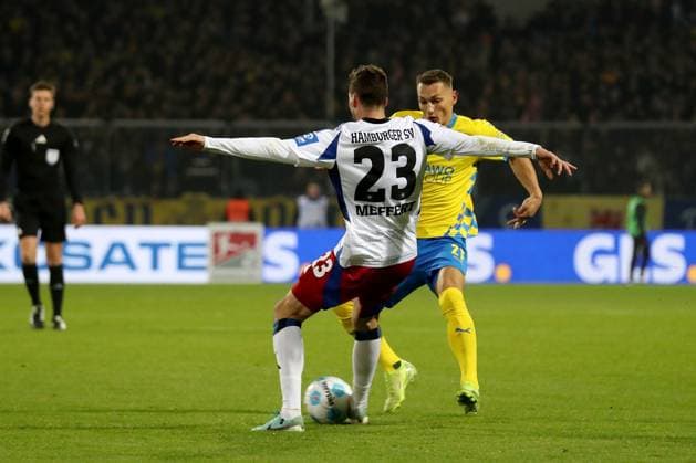 08 11 2024, xgox, Fussball 2 Bundesliga, Eintracht Braunschweig Hamburger SV emspor, v l Jonas Meffert Hamburger SV Kevin Ehlers Eintracht Braunschweig Zweikampf, Aktion, action, battle for the ball DFL DFB REGULATIONS PROHIBIT ANY USE OF PHOTOGRAPHS as IMAGE SEQUENCES and or QUASI VIDEO Braunschweig