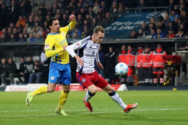 08 11 2024, xgox, Fußball 2 Bundesliga, Eintracht Braunschweig Hamburger SV emspor, v l Rayan Philippe Eintracht Braunschweig Sebastian Schonlau Hamburger SV Zweikampf, Aktion, action, battle for the ball DFL DFB REGULATIONS PROHIBIT ANY USE OF PHOTOGRAPHS as IMAGE SEQUENCES and or QUASI VIDEO Braunschweig