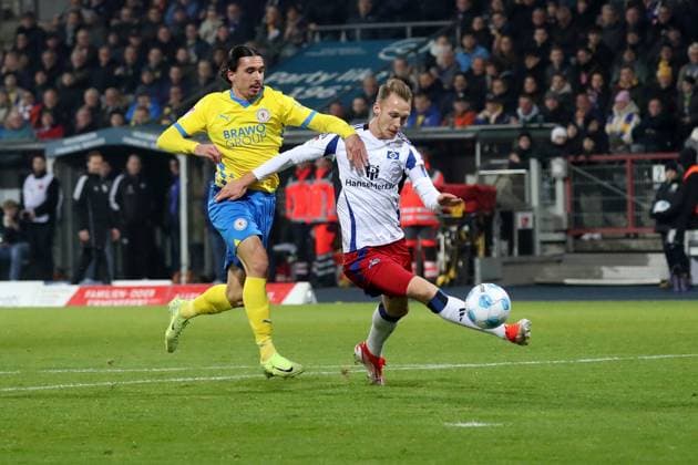 08 11 2024, xgox, Fußball 2 Bundesliga, Eintracht Braunschweig Hamburger SV emspor, v l Rayan Philippe Eintracht Braunschweig Sebastian Schonlau Hamburger SV Zweikampf, Aktion, action, battle for the ball DFL DFB REGULATIONS PROHIBIT ANY USE OF PHOTOGRAPHS as IMAGE SEQUENCES and or QUASI VIDEO Braunschweig