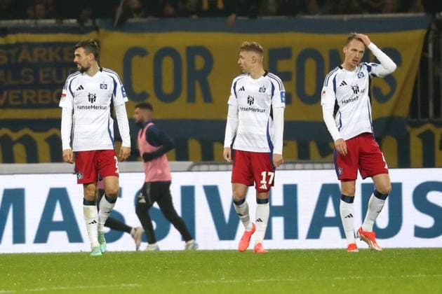 08 11 2024, xgox, Soccer 2 Bundesliga, Eintracht Braunschweig Hamburger SV emspor, v l Jonas Meffert Hamburger SV Adam Karabec Hamburger SV Sebastian Schonlau Hamburger SV Disappointed, sad, frustrated DFL DFB REGULATIONS PROHIBIT ANY USE OF PHOTOGRAPHS as IMAGE SEQUENCES and or QUASI VIDEO Braunschweig