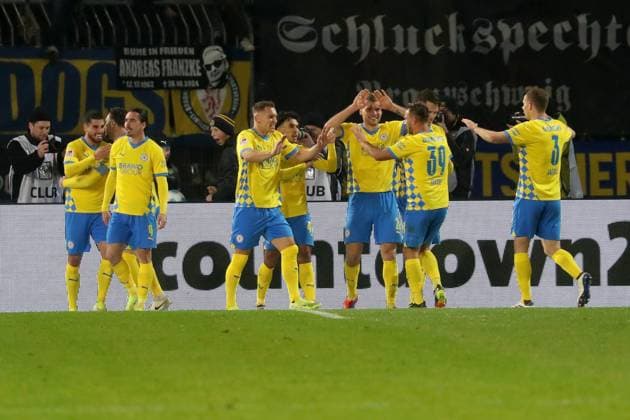 08 11 2024, xgox, Fußball 2 Bundesliga, Eintracht Braunschweig Hamburger SV emspor, v l Torjubel nach dem Tor zum celebrating the goal celebrate 3 0 durch Rayan Philippe Eintracht Braunschweig DFL DFB REGULATIONS PROHIBIT ANY USE OF PHOTOGRAPHS as IMAGE SEQUENCES and or QUASI VIDEO Braunschweig