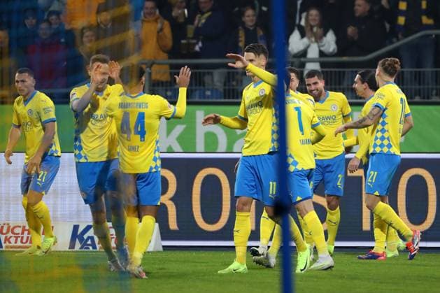 Braunschweig vs HSV, 2 BL Braunschweig, 08 11 2024, FOOTBALL Eintracht Braunschweig vs Hamburger SV, 2 BL, Season 2024 25 Fabio Di Michele Sanchez Eintracht Braunschweig celebrates with teammates after his goal to make it 2 0 Braunschweig