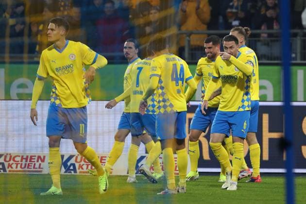 Braunschweig vs HSV, 2 BL Braunschweig, 08 11 2024, FOOTBALL Eintracht Braunschweig vs Hamburger SV, 2 BL, Season 2024 25 Fabio Di Michele Sanchez Eintracht Braunschweig celebrates with teammates after his goal to make it 2 0 Braunschweig