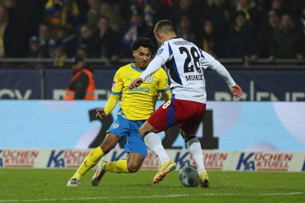 Braunschweig vs HSV, 2 BL Braunschweig, 08 11 2024, FOOTBALL Eintracht Braunschweig vs Hamburger SV, 2 BL, Season 2024 25 Johan Gomez Eintracht Braunschweig , Miro Muheim Hamburger SV Braunschweig