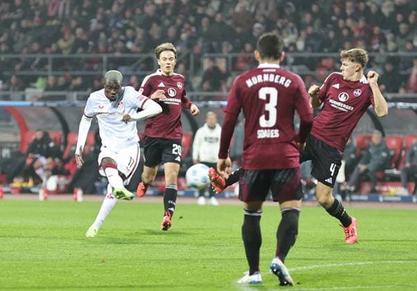 08 11 2024 Soccer Season 2024 2025 2 Soccer Bundesliga 12 Matchday 1 FC Nürnberg FCN Club 1 FC Kaiserslautern FCK Rote Roten Teufel Sportfoto Zink DaMa xdaxmax DFL regulations prohibit any use of photographs as image sequences and or quasi video only for editorial use Aaron Opoku 17, 1 FC Kaiserslautern FCK mit Torschuss gg Finn Jeltsch 4, 1 FC Nürnberg FCN