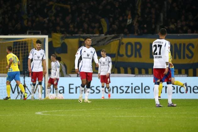 08 11 2024, xgox, Fussball 2 Bundesliga, Eintracht Braunschweig Hamburger SV emspor, v l Jonas Meffert Hamburger SV Ransford Yeboah Königsdorffer Koenigsdoerfer Hamburger SV Davie Selke Hamburger SV Entäuscht, traurig, frustiriert DFL DFB REGULATIONS PROHIBIT ANY USE OF PHOTOGRAPHS AS IMAGE SEQUENCES AND OR QUASI VIDEO Braunschweig