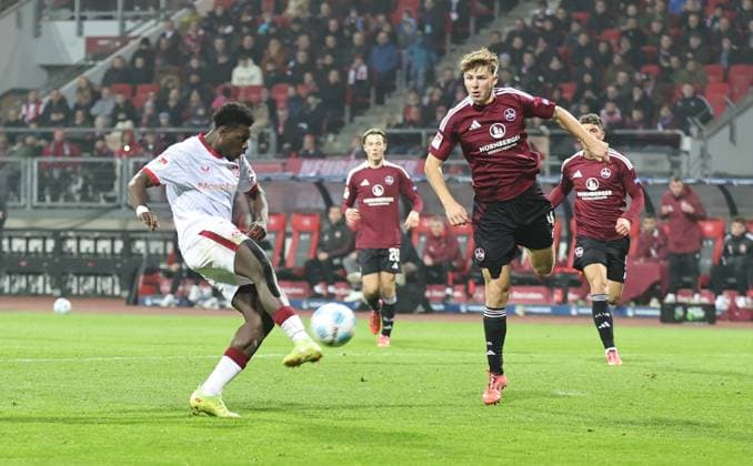 08 11 2024 Soccer Season 2024 2025 2 Soccer Bundesliga 12 Matchday 1 FC Nürnberg FCN Club 1 FC Kaiserslautern FCK Rote Roten Teufel Sportfoto Zink DaMa xdaxmax DFL regulations prohibit any use of photographs as image sequences and or quasi video only for editorial use Ragnar Ache 9, 1 FC Kaiserslautern FCK mit Torschuss gg Finn Jeltsch 4, 1 FC Nürnberg FCN