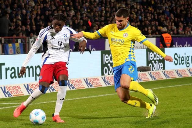 08 11 2024, xgox, Fussball 2 Bundesliga, Eintracht Braunschweig Hamburger SV emspor, v l Fabia Balde Hamburger SV Fabio di Michele Sanchez Eintracht Braunschweig Zweikampf, Aktion, action, battle for the ball DFL DFB REGULATIONS PROHIBIT ANY USE OF PHOTOGRAPHS as IMAGE SEQUENCES and or QUASI VIDEO Braunschweig