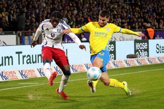 08 11 2024, xgox, Fussball 2 Bundesliga, Eintracht Braunschweig Hamburger SV emspor, v l Fabia Balde Hamburger SV Fabio di Michele Sanchez Eintracht Braunschweig Zweikampf, Aktion, action, battle for the ball DFL DFB REGULATIONS PROHIBIT ANY USE OF PHOTOGRAPHS as IMAGE SEQUENCES and or QUASI VIDEO Braunschweig
