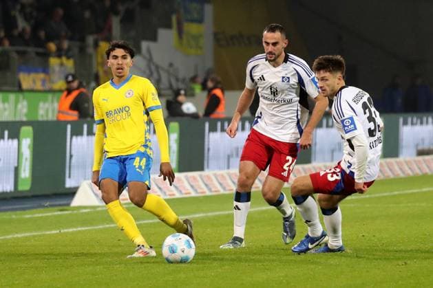 08 11 2024, xgox, Fussball 2 Bundesliga, Eintracht Braunschweig Hamburger SV emspor, v l Johan Gomez Eintracht Braunschweig Lucas Perrin Hamburger SV Noah Katterbach Hamburger SV Zweikampf, Aktion, action, battle for the ball DFL DFB REGULATIONS PROHIBIT ANY USE OF PHOTOGRAPHS as IMAGE SEQUENCES and or QUASI VIDEO Braunschweig