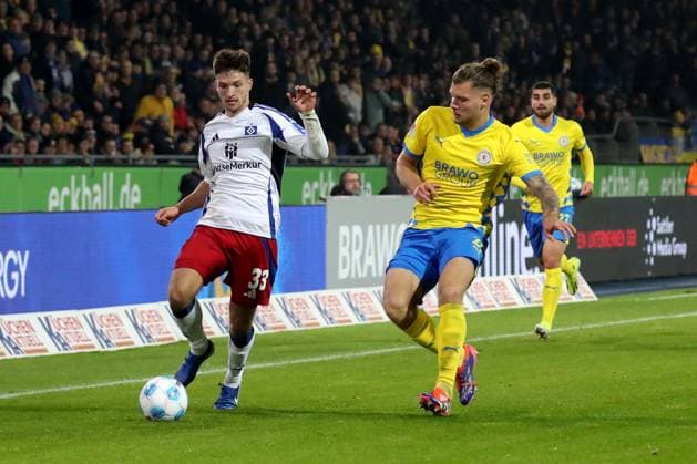 08 11 2024, xgox, Fußball 2 Bundesliga, Eintracht Braunschweig Hamburger SV emspor, v l Noah Katterbach Hamburger SV Kevin Ehlers Eintracht Braunschweig Zweikampf, Aktion, action, battle for the ball DFL DFB REGULATIONS PROHIBIT ANY USE OF PHOTOGRAPHS as IMAGE SEQUENCES and or QUASI VIDEO Braunschweig