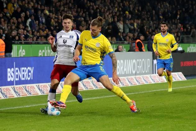 08 11 2024, xgox, Fußball 2 Bundesliga, Eintracht Braunschweig Hamburger SV emspor, v l Noah Katterbach Hamburger SV Kevin Ehlers Eintracht Braunschweig Zweikampf, Aktion, action, battle for the ball DFL DFB REGULATIONS PROHIBIT ANY USE OF PHOTOGRAPHS as IMAGE SEQUENCES and or QUASI VIDEO Braunschweig