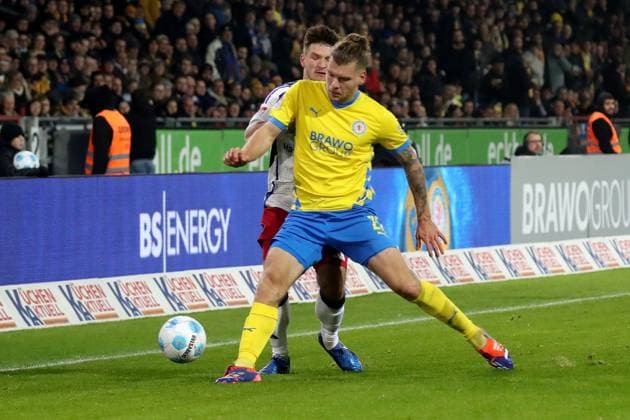 08 11 2024, xgox, Fußball 2 Bundesliga, Eintracht Braunschweig Hamburger SV emspor, v l Noah Katterbach Hamburger SV Kevin Ehlers Eintracht Braunschweig Zweikampf, Aktion, action, battle for the ball DFL DFB REGULATIONS PROHIBIT ANY USE OF PHOTOGRAPHS as IMAGE SEQUENCES and or QUASI VIDEO Braunschweig