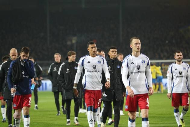 08 11 2024, xgox, Fußball 2 Bundesliga, Eintracht Braunschweig Hamburger SV emspor, v l Spieler vom HSV Entäuscht, traurig, frustiriert DFL DFB REGULATIONS PROHIBIT ANY USE OF PHOTOGRAPHS as IMAGE SEQUENCES and or QUASI VIDEO Braunschweig
