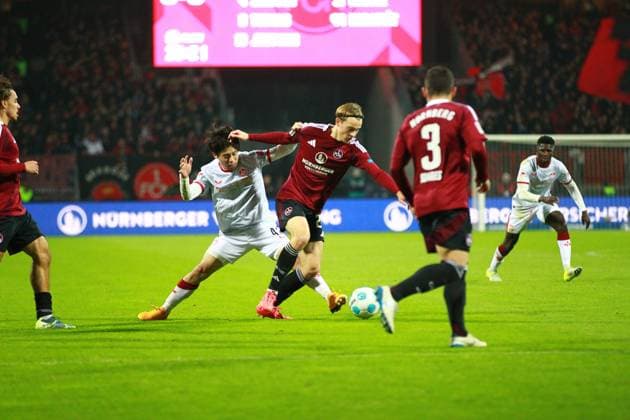 08 11 2024, xrekx, Fußball 2 Bundesliga, 1 FC Nuernberg 1 FC Kaiserslautern emspor, v l Daisuke Yokota Kaiserslautern Caspar Jander Nuernberg im Zweikampf DFL DFB REGULATIONS PROHIBIT ANY USE OF PHOTOGRAPHS as IMAGE SEQUENCES and or QUASI VIDEO Nuernberg
