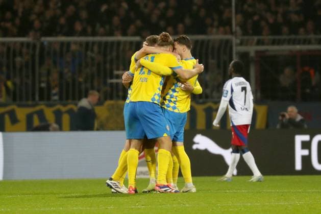 08 11 2024, xgox, Soccer 2 Bundesliga, Eintracht Braunschweig Hamburger SV emspor, v l jubilation, joy about the victory at Braunschweig DFL DFB REGULATIONS PROHIBIT ANY USE OF PHOTOGRAPHS as IMAGE SEQUENCES and or QUASI VIDEO Braunschweig