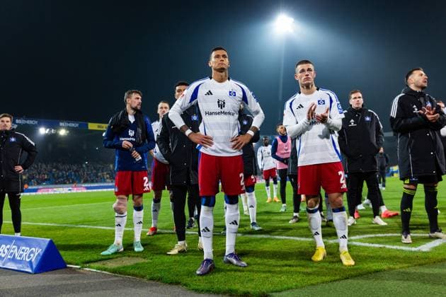 Soccer I Men I Season 2024 2025 I 2 Bundesliga I Matchday 12 I Eintracht Braunschweig Hamburger SV I 08 11 2024 Davie Selke 27, Hamburger SV and Miro Muheim 28, Hamburger SV face the fans Braunschweig Eintracht Stadion Niedersachsen Germany Copyright: xLobecax xHenningxRohlfsx