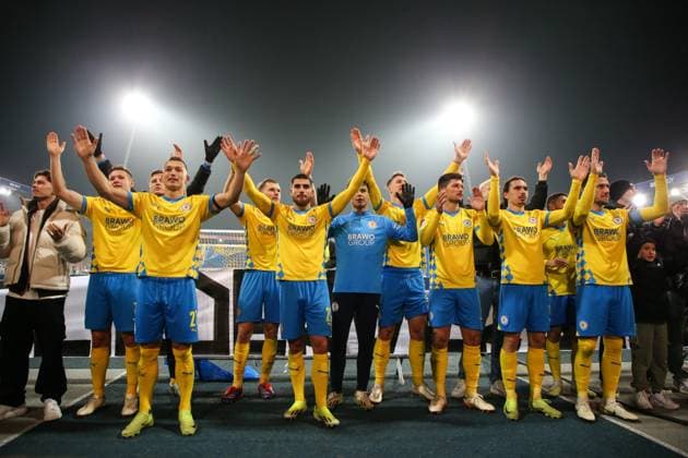 The Eintracht Braunschweig team cheers in front of the fan block 2 Soccer Bundesliga season 2024 2025 Eintracht Braunschweig vs Hamburger SV at the Eintracht Stadium in Braunschweig Soccer,Man,Men,Germany,08 11 2024