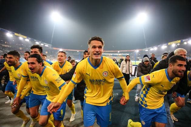 Levente Levi Szabo M ,Eintracht Braunschweig,11 with Rayan Philippe l ,Eintracht Braunschweig,9 and Fabio Di Michele Sanchez Eintracht Braunschweig,22 cheer in front of the Fanblock 2 Soccer Bundesliga Season 2024 2025 Eintracht Braunschweig vs Hamburger SV at Eintracht Stadium in Braunschweig Soccer,Man,Men,Germany,08 11 2024