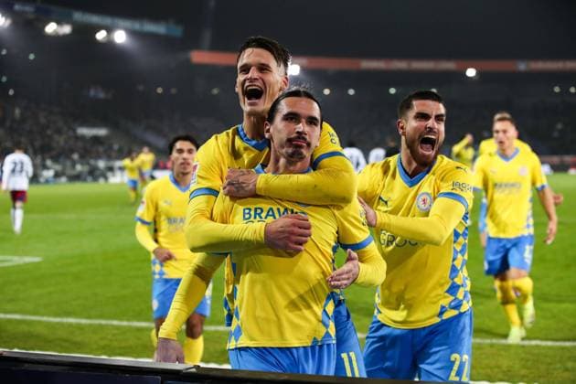 Bilder des Jahres 2024, Sport 11 November Sport Themen der Woche KW45 Torjubel - Torschütze Rayan Philippe (Eintracht Braunschweig,9) trifft zum 3-0 mit Fabio Di Michele Sanchez (Eintracht Braunschweig,22) und Levente Levi Szabo (Eintracht Braunschweig,11) - 2. Fußball Bundesliga Saison 2024-2025 Eintracht Braunschweig vs. Hamburger SV im Eintracht Stadion in Braunschweig - Aktion,Fußball,Mann,Männer,Deutschland,08.11.2024 *** Goalscorer Rayan Philippe Eintracht Braunschweig,9 scores to 3 0 with Fabio Di Michele Sanchez Eintracht Braunschweig,22 and Levente Levi Szabo Eintracht Braunschweig,11 2 Soccer Bundesliga Season 2024 2025 Eintracht Braunschweig vs Hamburger SV at Eintracht Stadium in Braunschweig Action,Soccer,Man,Men,Germany,08 11 2024