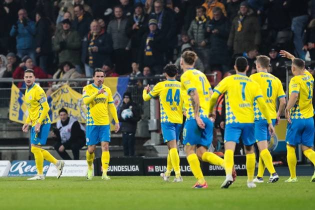 Goal celebration goal scorer Rayan Philippe Eintracht Braunschweig,9 scores to 1 0 2 Soccer Bundesliga season 2024 2025 Eintracht Braunschweig vs Hamburger SV at Eintracht Stadium in Braunschweig action,soccer,man,men,Germany,08 11 2024
