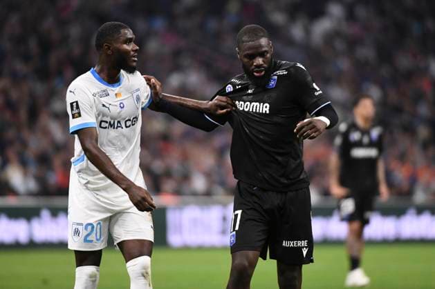 Lilian BRASSIER (OM), Lassine SINAYOKO (AJA) lors du match Olympique de Marseille vs. AJ Auxerre pour la J11 de la Ligue 1 Uber Eats au Stade Vélodrome, le 8 novembre 2024. FOOTBALL : Olympique de Marseille vs. AJ Auxerre - Ligue 1 McDonald’s - 08 11 2024 ValentinaClaret Panoramic  CV_20241108_221956-2.jpg