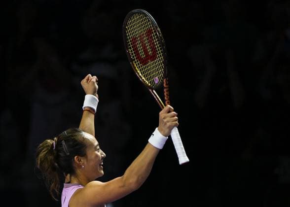 WTA, Tennis Damen Finals 2024 - Day 7 RIYADH, SAUDI ARABIA - NOVEMBER 08: Qinwen Zheng of China celebrates after winning her semi-final match against Barbora Krejcikova of Czech Republic, on Day 7 of the 2024 WTA Finals, part of the Hologic WTA Tour, held at King Saud University Indoor Arena on November 08, 2024, in Riyadh, Saudi Arabia. Riyadh Saudi Arabia  Copyright: xArturxWidakx originalFilename:widak-wtafinal241108_npP64.jpg