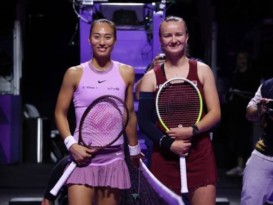 (241109) -- RIYADH, Nov. 9, 2024 -- Zheng Qinwen (L) of China and Barbora Krejcikova of the Czech Republic pose for photo before their semifinal match at WTA, Tennis Damen Finals tennis tournament in Riyadh, Saudi Arabia, Nov. 8, 2024. ) (SP)SAUDI ARABIA-RIYADH-TENNIS-WTA FINALS-SEMIFINAL WangxHaizhou 