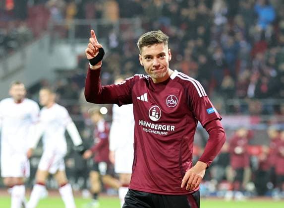 08 11 2024 Soccer Season 2024 2025 2 Soccer Bundesliga 12 Matchday 1 FC Nürnberg FCN Club 1 FC Kaiserslautern FCK Rote Roten Teufel Sportfoto Zink DaMa xdaxmax DFL regulations prohibit any use of photographs as image sequences and or quasi video only for editorial use Stefanos Tzimas 9, 1 FC Nürnberg FCN gesticulates indicates gesticulates directs gives instructions