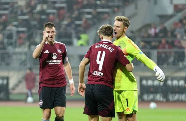 08 11 2024 Football season 2024 2025 2 Football Bundesliga 12 Matchday 1 FC Nürnberg FCN Club 1 FC Kaiserslautern FCK Rote Roten Teufel Sportfoto Zink DaMa xdaxmax DFL regulations prohibit any use of photographs as image sequences and or quasi video only for editorial use Jubel Freude nach vereittelter Torchance Robin Knoche 31, 1 FC Nürnberg FCN Finn Jeltsch 4, 1 FC Nürnberg FCN Jan Reichert 1, 1 FC Nürnberg FCN ballt Faust Fäuste