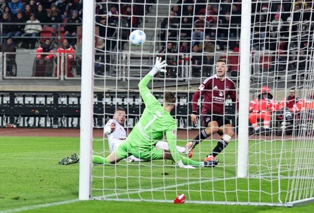 08 11 2024 Soccer Season 2024 2025 2 Soccer Bundesliga 12 Matchday 1 FC Nürnberg FCN Club 1 FC Kaiserslautern FCK Rote Roten Teufel Sportfoto Zink DaMa xdaxmax DFL regulations prohibit any use of photographs as image sequences and or quasi video only for editorial use Stefanos Tzimas 9, 1 FC Nürnberg FCN mit Torschuss gg Julian Krahl 1, 1 FC Kaiserslautern FCK