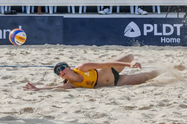 (241109) -- LAGUNA PROVINCE, Nov. 9, 2024 -- Elizabeth Alchin of Australia saves the ball during the women s quarterfinal between Shiba Asami Maruyama Saki of Japan and Jasmine Fleming Elizabeth Alchin of Australia at the Asian Volleyball Confederation (AVC) 2024 Asian Senior Beach volleyball, Beachvolleyball Championships in Laguna Province, the Philippines, on Nov. 9, 2024. ) (SP)PHILIPPINES-LAGUNA PROVINCE-AVC 2024 ASIAN SENIOR BEACH VOLLEYBALL CHAMPIONSHIPS RouellexUmali 