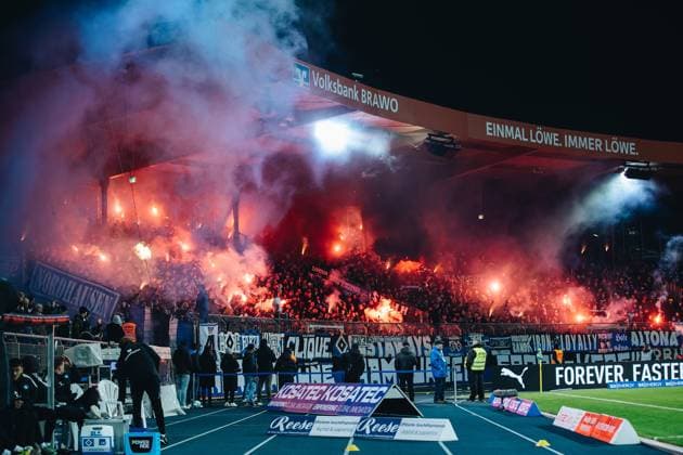 Soccer I Men I Season 2024 2025 I 2 Bundesliga I Matchday 12 I Eintracht Braunschweig Hamburger SV I 08 11 2024 The pyro show by the HSV fans Braunschweig Eintracht Stadion Niedersachsen Germany Copyright: xLobecax xHenningxRohlfsx